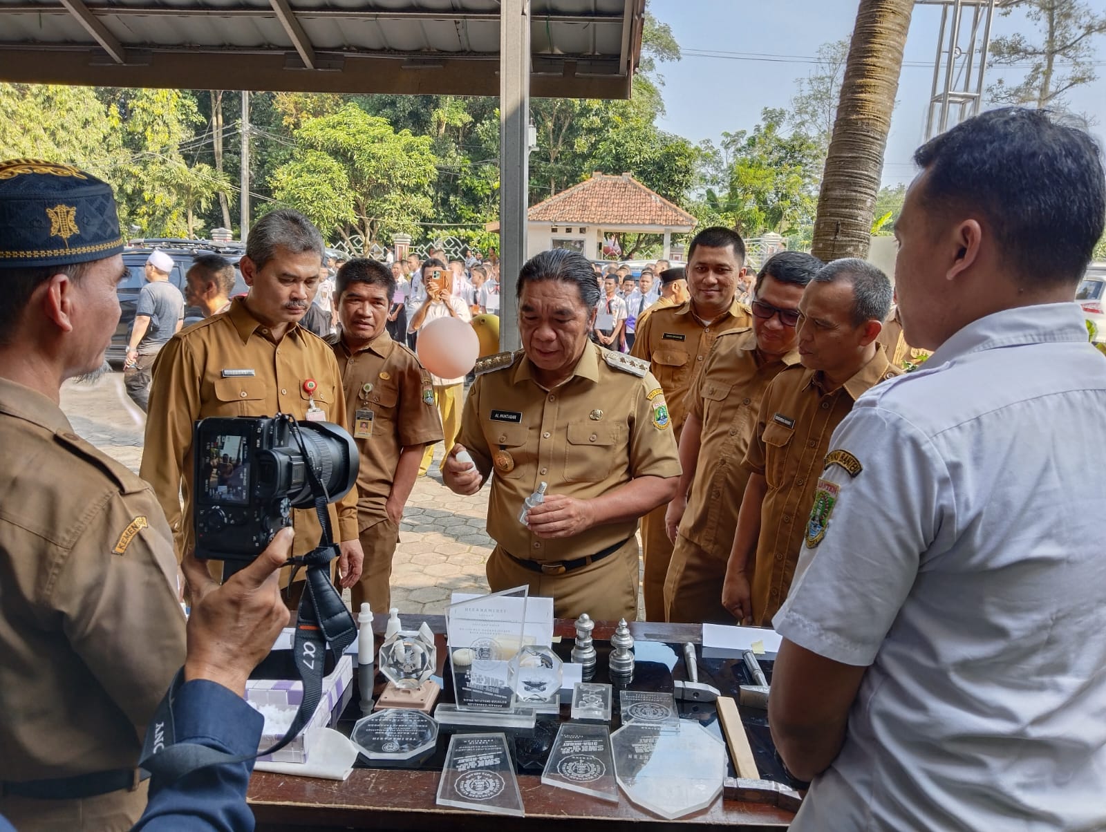 Pj Gubernur Banten melihat hasil praktek siswa/siswi SMKN 4 Kota Serang